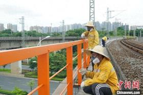 广西南宁铁路“油画师”烈日下凌空“作画” 为桥梁美颜